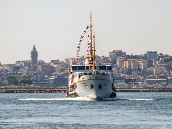 İstanbul Boğazı 'nın Büyüleyici Güzelliği. İstanbul' da yaz mevsiminde gezginler ve turistler için şehir sınırlarından feribot ile gelen Boğaz manzarası..