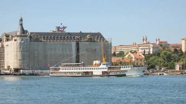 İstanbul Boğazı 'nın Büyüleyici Güzelliği. İstanbul' da yaz mevsiminde gezginler ve turistler için şehir sınırlarından feribot ile gelen Boğaz manzarası..