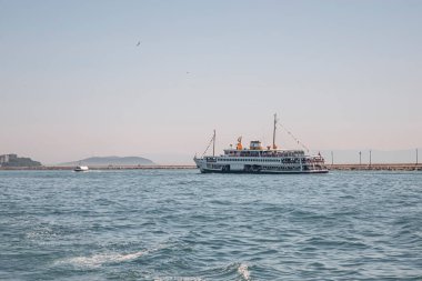 İstanbul Boğazı 'nın Büyüleyici Güzelliği. İstanbul' da yaz mevsiminde gezginler ve turistler için şehir sınırlarından feribot ile gelen Boğaz manzarası..