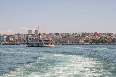 İstanbul Boğazı 'nın Büyüleyici Güzelliği. İstanbul' da yaz mevsiminde gezginler ve turistler için şehir sınırlarından feribot ile gelen Boğaz manzarası..