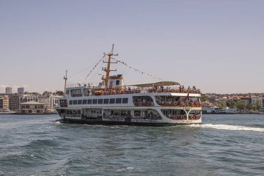 İstanbul Boğazı 'nın Büyüleyici Güzelliği. İstanbul' da yaz mevsiminde gezginler ve turistler için şehir sınırlarından feribot ile gelen Boğaz manzarası..
