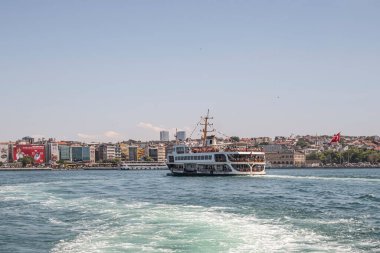 İstanbul Boğazı 'nın Büyüleyici Güzelliği. İstanbul' da yaz mevsiminde gezginler ve turistler için şehir sınırlarından feribot ile gelen Boğaz manzarası..