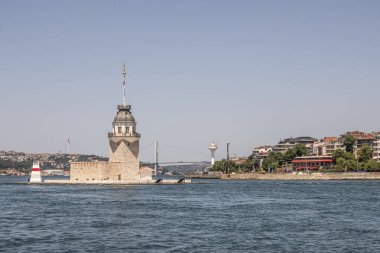 İstanbul Boğazı 'nın Büyüleyici Güzelliği. İstanbul' da yaz mevsiminde gezginler ve turistler için şehir sınırlarından gelen feribotlar İstanbul 'un Boğazı' na bakıyor. Bakirenin Kulesi.