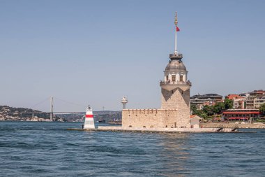 İstanbul Boğazı 'nın Büyüleyici Güzelliği. İstanbul' da yaz mevsiminde gezginler ve turistler için şehir sınırlarından gelen feribotlar İstanbul 'un Boğazı' na bakıyor. Bakirenin Kulesi.