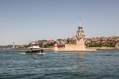 İstanbul Boğazı 'nın Büyüleyici Güzelliği. İstanbul' da yaz mevsiminde gezginler ve turistler için şehir sınırlarından gelen feribotlar İstanbul 'un Boğazı' na bakıyor. Bakirenin Kulesi.