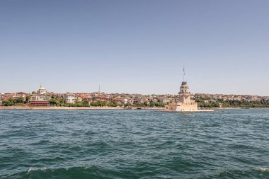 İstanbul Boğazı 'nın Büyüleyici Güzelliği. İstanbul' da yaz mevsiminde gezginler ve turistler için şehir sınırlarından gelen feribotlar İstanbul 'un Boğazı' na bakıyor. Bakirenin Kulesi.