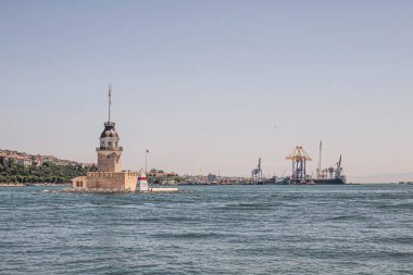 İstanbul Boğazı 'nın Büyüleyici Güzelliği. İstanbul' da yaz mevsiminde gezginler ve turistler için şehir sınırlarından gelen feribotlar İstanbul 'un Boğazı' na bakıyor. Bakirenin Kulesi.