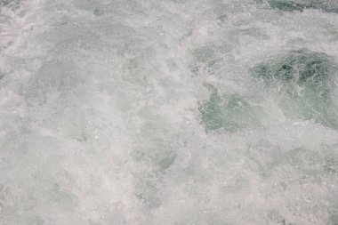 Deniz suyu yüzeyinin arka planı. Deniz suyunun dokusu. Arka plan olarak deniz suyunda dalgalar.. 