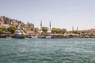 İstanbul Boğazı 'nın Büyüleyici Güzelliği. İstanbul' da yaz mevsiminde gezginler ve turistler için şehir sınırlarından feribot ile gelen Boğaz manzarası..