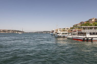İstanbul Boğazı 'nın Büyüleyici Güzelliği. İstanbul' da yaz mevsiminde gezginler ve turistler için şehir sınırlarından feribot ile gelen Boğaz manzarası..