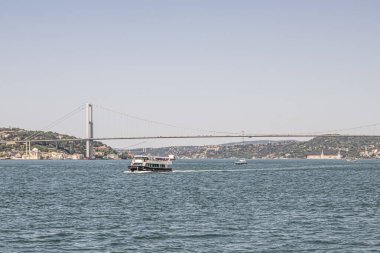 İstanbul Boğazı 'nın Büyüleyici Güzelliği. İstanbul' da yaz mevsiminde gezginler ve turistler için şehir sınırlarından feribot ile gelen Boğaz manzarası..