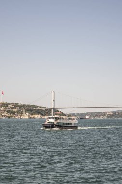 İstanbul Boğazı 'nın Büyüleyici Güzelliği. İstanbul' da yaz mevsiminde gezginler ve turistler için şehir sınırlarından feribot ile gelen Boğaz manzarası..