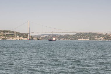 İstanbul Boğazı 'nın Büyüleyici Güzelliği. İstanbul' da yaz mevsiminde gezginler ve turistler için şehir sınırlarından feribot ile gelen Boğaz manzarası..