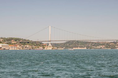İstanbul Boğazı 'nın Büyüleyici Güzelliği. İstanbul' da yaz mevsiminde gezginler ve turistler için şehir sınırlarından feribot ile gelen Boğaz manzarası..