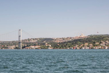 İstanbul Boğazı 'nın Büyüleyici Güzelliği. İstanbul' da yaz mevsiminde gezginler ve turistler için şehir sınırlarından feribot ile gelen Boğaz manzarası..