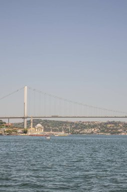 İstanbul Boğazı 'nın Büyüleyici Güzelliği. İstanbul' da yaz mevsiminde gezginler ve turistler için şehir sınırlarından feribot ile gelen Boğaz manzarası..