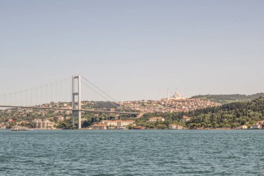 İstanbul Boğazı 'nın Büyüleyici Güzelliği. İstanbul' da yaz mevsiminde gezginler ve turistler için şehir sınırlarından feribot ile gelen Boğaz manzarası..