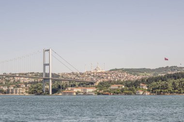 İstanbul Boğazı 'nın Büyüleyici Güzelliği. İstanbul' da yaz mevsiminde gezginler ve turistler için şehir sınırlarından feribot ile gelen Boğaz manzarası..