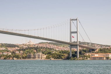İstanbul Boğazı 'nın Büyüleyici Güzelliği. İstanbul' da yaz mevsiminde gezginler ve turistler için şehir sınırlarından feribot ile gelen Boğaz manzarası..