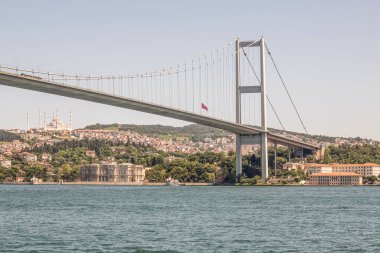 İstanbul Boğazı 'nın Büyüleyici Güzelliği. İstanbul' da yaz mevsiminde gezginler ve turistler için şehir sınırlarından feribot ile gelen Boğaz manzarası..