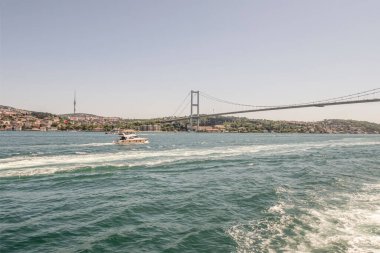 İstanbul Boğazı 'nın Büyüleyici Güzelliği. İstanbul' da yaz mevsiminde gezginler ve turistler için şehir sınırlarından feribot ile gelen Boğaz manzarası..
