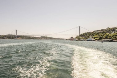 İstanbul Boğazı 'nın Büyüleyici Güzelliği. İstanbul' da yaz mevsiminde gezginler ve turistler için şehir sınırlarından feribot ile gelen Boğaz manzarası..
