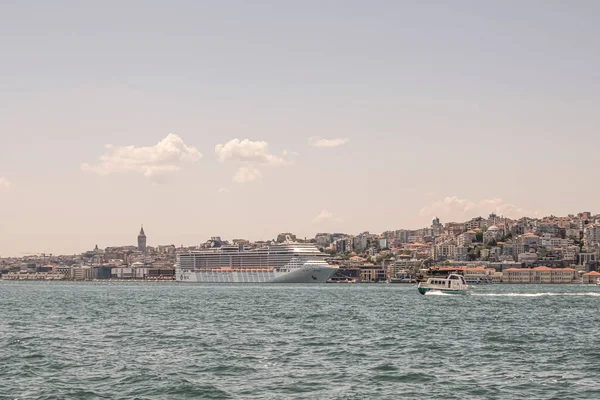 İstanbul Boğazı 'nın Büyüleyici Güzelliği. İstanbul' da yaz mevsiminde gezginler ve turistler için şehir sınırlarından feribot ile gelen Boğaz manzarası..