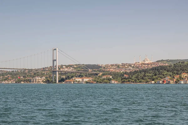 イスタンブールのボスフォルスの魅力的な美しさ 夏の季節に旅行者や観光客のための都市線フェリーからの眺め — ストック写真
