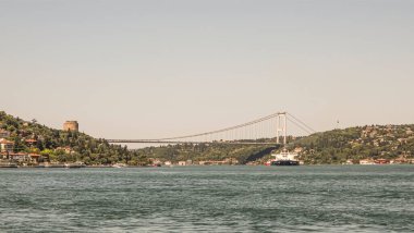 İstanbul Boğazı 'nın Büyüleyici Güzelliği. İstanbul' da yaz mevsiminde gezginler ve turistler için şehir sınırlarından feribot ile gelen Boğaz manzarası..