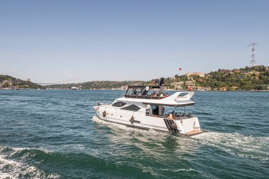 İstanbul Boğazı 'nın Büyüleyici Güzelliği. İstanbul' da yaz mevsiminde gezginler ve turistler için şehir sınırlarından feribot ile gelen Boğaz manzarası..