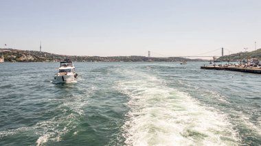 İstanbul Boğazı 'nın Büyüleyici Güzelliği. İstanbul' da yaz mevsiminde gezginler ve turistler için şehir sınırlarından feribot ile gelen Boğaz manzarası..