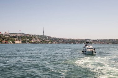 İstanbul Boğazı 'nın Büyüleyici Güzelliği. İstanbul' da yaz mevsiminde gezginler ve turistler için şehir sınırlarından feribot ile gelen Boğaz manzarası..