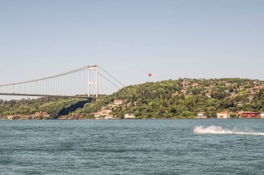 İstanbul Boğazı 'nın Büyüleyici Güzelliği. İstanbul' da yaz mevsiminde gezginler ve turistler için şehir sınırlarından feribot ile gelen Boğaz manzarası..