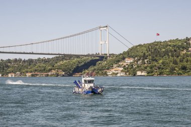 İstanbul Boğazı 'nın Büyüleyici Güzelliği. İstanbul' da yaz mevsiminde gezginler ve turistler için şehir sınırlarından feribot ile gelen Boğaz manzarası..