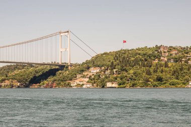 İstanbul Boğazı 'nın Büyüleyici Güzelliği. İstanbul' da yaz mevsiminde gezginler ve turistler için şehir sınırlarından feribot ile gelen Boğaz manzarası..