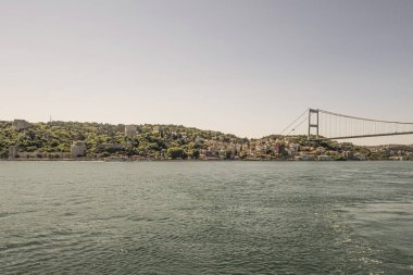 İstanbul Boğazı 'nın Büyüleyici Güzelliği. İstanbul' da yaz mevsiminde gezginler ve turistler için şehir sınırlarından feribot ile gelen Boğaz manzarası..