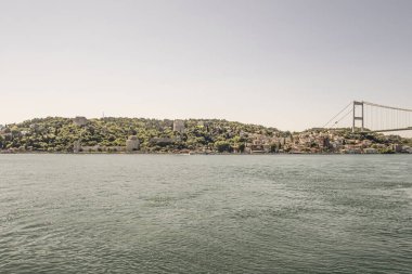 İstanbul Boğazı 'nın Büyüleyici Güzelliği. İstanbul' da yaz mevsiminde gezginler ve turistler için şehir sınırlarından feribot ile gelen Boğaz manzarası..