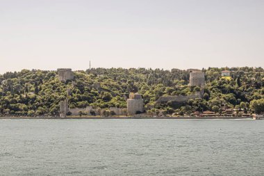 İstanbul Boğazı 'nın Büyüleyici Güzelliği. İstanbul' da yaz mevsiminde gezginler ve turistler için şehir sınırlarından feribot ile gelen Boğaz manzarası..