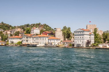 İstanbul Boğazı 'nın Büyüleyici Güzelliği. İstanbul' da yaz mevsiminde gezginler ve turistler için şehir sınırlarından feribot ile gelen Boğaz manzarası..