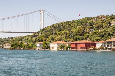 İstanbul Boğazı 'nın Büyüleyici Güzelliği. İstanbul' da yaz mevsiminde gezginler ve turistler için şehir sınırlarından feribot ile gelen Boğaz manzarası..