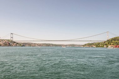 İstanbul Boğazı 'nın Büyüleyici Güzelliği. İstanbul' da yaz mevsiminde gezginler ve turistler için şehir sınırlarından feribot ile gelen Boğaz manzarası..
