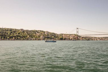 İstanbul Boğazı 'nın Büyüleyici Güzelliği. İstanbul' da yaz mevsiminde gezginler ve turistler için şehir sınırlarından feribot ile gelen Boğaz manzarası..
