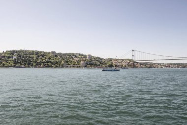 İstanbul Boğazı 'nın Büyüleyici Güzelliği. İstanbul' da yaz mevsiminde gezginler ve turistler için şehir sınırlarından feribot ile gelen Boğaz manzarası..