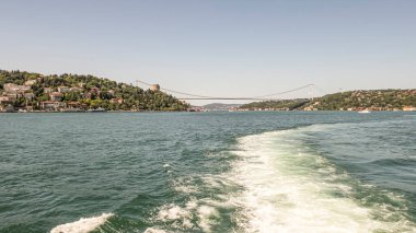 İstanbul Boğazı 'nın Büyüleyici Güzelliği. İstanbul' da yaz mevsiminde gezginler ve turistler için şehir sınırlarından feribot ile gelen Boğaz manzarası..