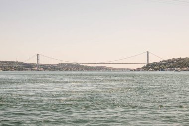 İstanbul Boğazı 'nın Büyüleyici Güzelliği. İstanbul' da yaz mevsiminde gezginler ve turistler için şehir sınırlarından feribot ile gelen Boğaz manzarası..