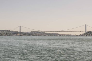 İstanbul Boğazı 'nın Büyüleyici Güzelliği. İstanbul' da yaz mevsiminde gezginler ve turistler için şehir sınırlarından feribot ile gelen Boğaz manzarası..