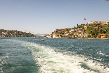 İstanbul Boğazı 'nın Büyüleyici Güzelliği. İstanbul' da yaz mevsiminde gezginler ve turistler için şehir sınırlarından feribot ile gelen Boğaz manzarası..