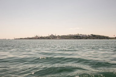 İstanbul Boğazı 'nın Büyüleyici Güzelliği. İstanbul' da yaz mevsiminde gezginler ve turistler için şehir sınırlarından feribot ile gelen Boğaz manzarası..
