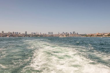 İstanbul Boğazı 'nın Büyüleyici Güzelliği. İstanbul' da yaz mevsiminde gezginler ve turistler için şehir sınırlarından feribot ile gelen Boğaz manzarası..