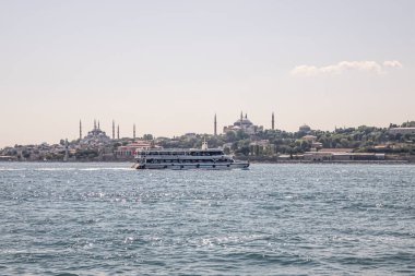 İstanbul Boğazı 'nın Büyüleyici Güzelliği. İstanbul' da yaz mevsiminde gezginler ve turistler için şehir sınırlarından feribot ile gelen Boğaz manzarası..